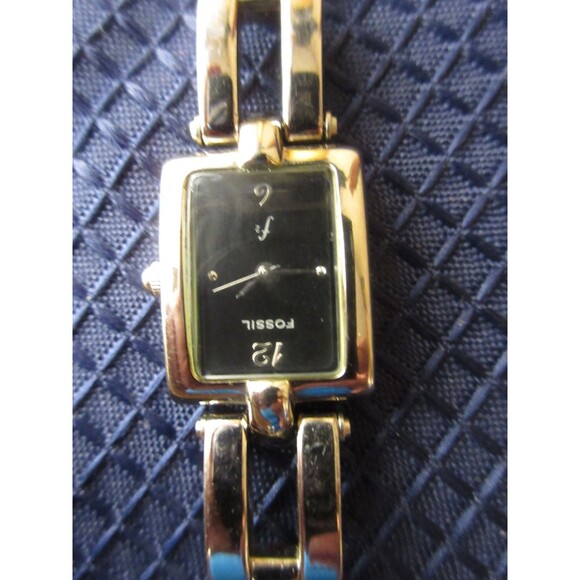 womens Fossil F2 Watch ES-8923 needs new battery - Picture 2 of 3